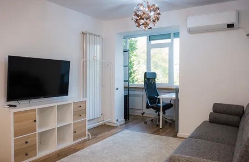 Apartament cu 3 camere semidecomandat, mobilat în Costin Georgian