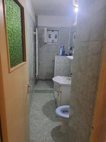 Apartament cu 3 camere decomandat în Craiovița Nouă