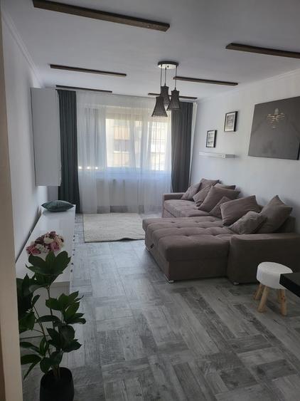 Apartament cu 4 camere semidecomandat în Dacia