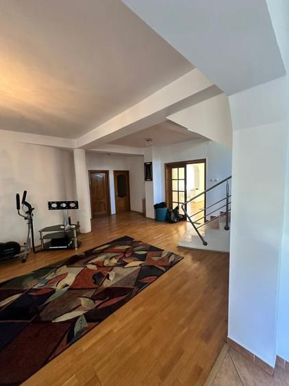 Casă individuală cu 8 camere cu Canalizare în Gruia