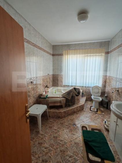 Casă individuală cu 6 camere cu Canalizare în Central