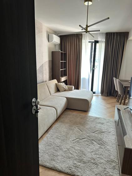 Apartament cu 3 camere semidecomandat, mobilat în Pipera
