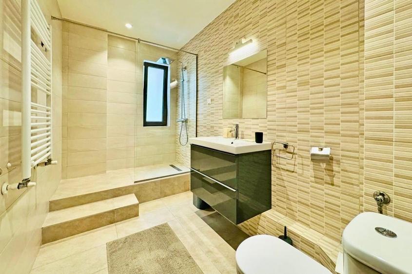 Apartament cu 3 camere semidecomandat în P-ța Dorobanți