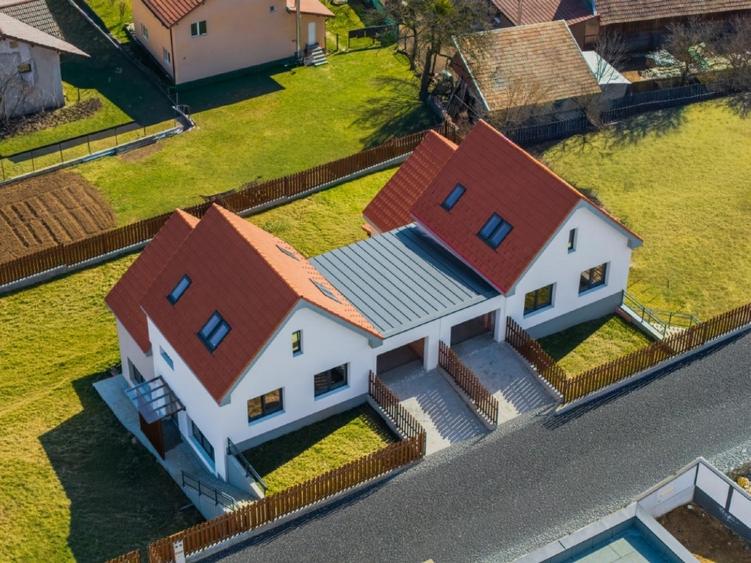 Duplex cu 5 camere cu Garaj în Sălicea