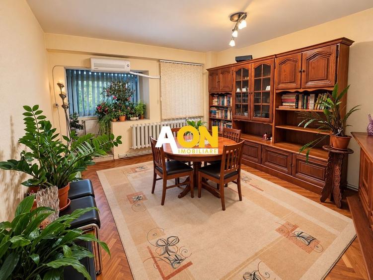 Apartament cu 4 camere decomandat în Central