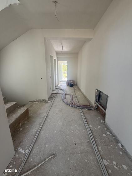 Casă cu 4 camere semidecomandat în Tăuți
