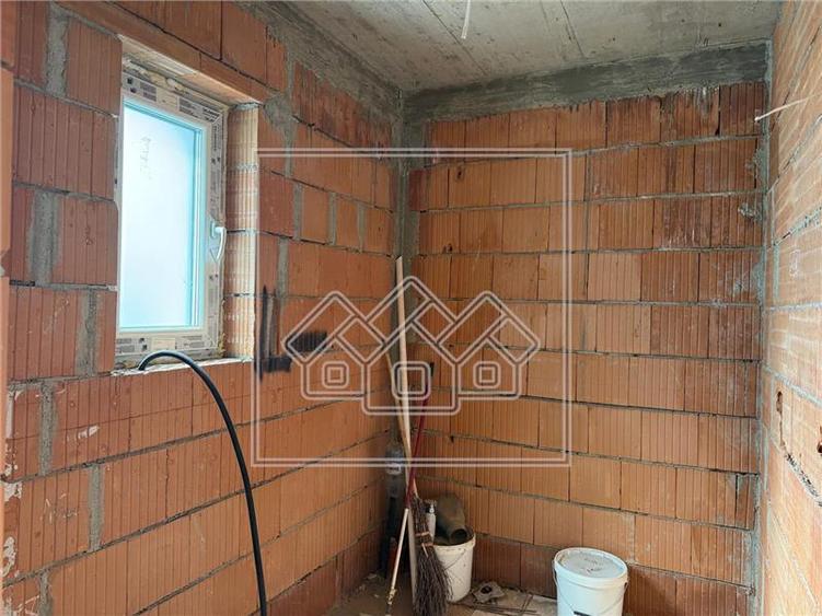 Casă individuală cu 5 camere cu Canalizare în Șelimbăr