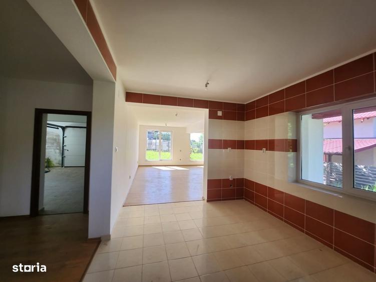 Casă cu 4 camere în Ștefănești