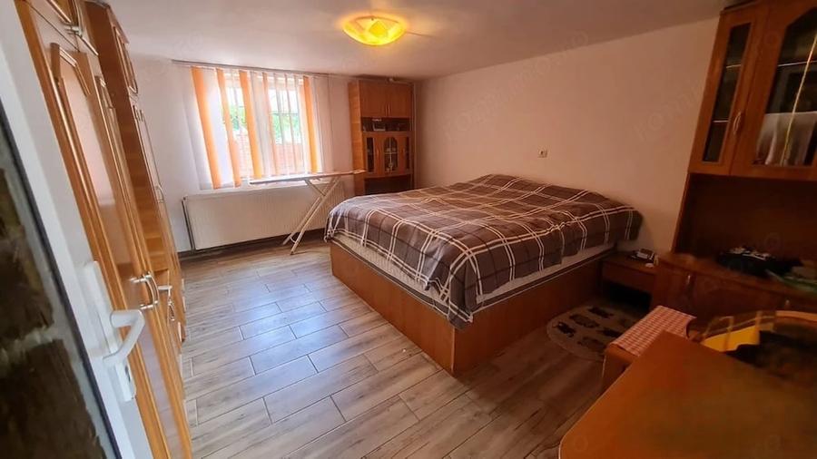 Casa formata din doua apartamente, cu curte de 450 mp, in zona Trei Stejari - 1