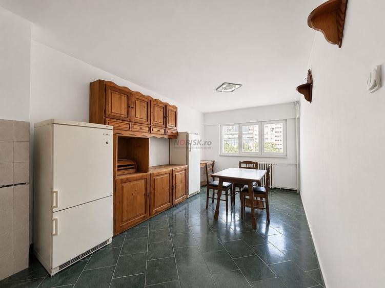 Apartament cu 3 camere semidecomandat în Gorjului