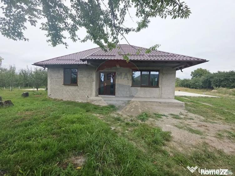 Casă cu 4 camere cu Teren 6110 Mp în Girov