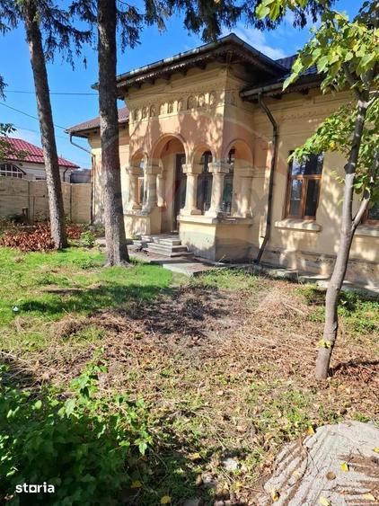 Casă cu 6 camere cu Teren 3300 Mp în Central