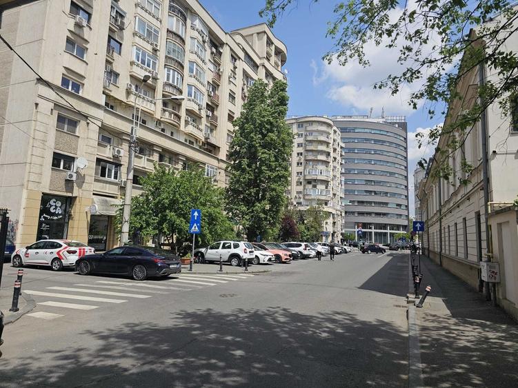 Apartament cu 2 camere decomandat în Calea Victoriei