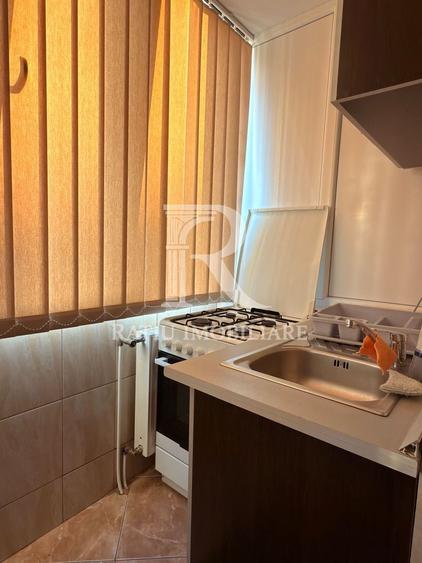 Apartament cu 2 camere semidecomandat, mobilat în Decebal