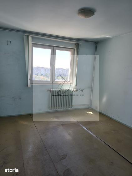 Apartament cu 3 camere semidecomandat în Titan