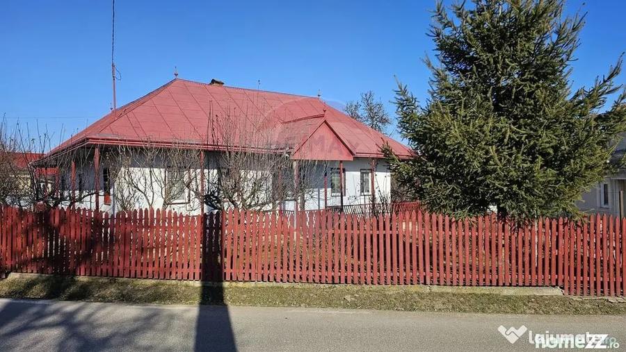 Casă cu 3 camere cu Teren 4900 Mp în Central
