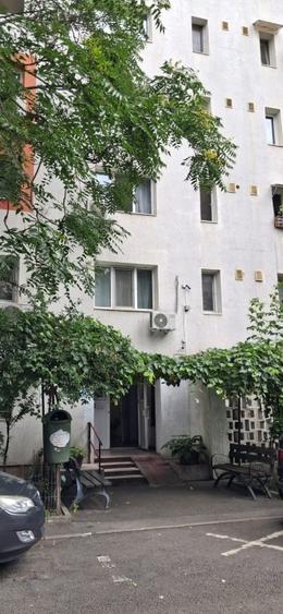 Apartament cu 2 camere semidecomandat, mobilat în P-ța Victoriei