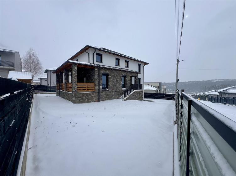 Casă cu 6 camere decomandat cu Garaj în Valea Adâncă