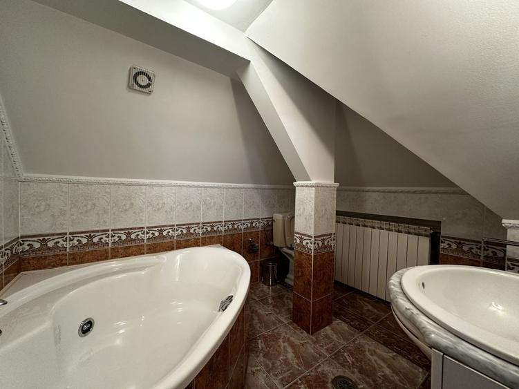 Casă individuală cu 12 camere cu Canalizare în Dorobanți