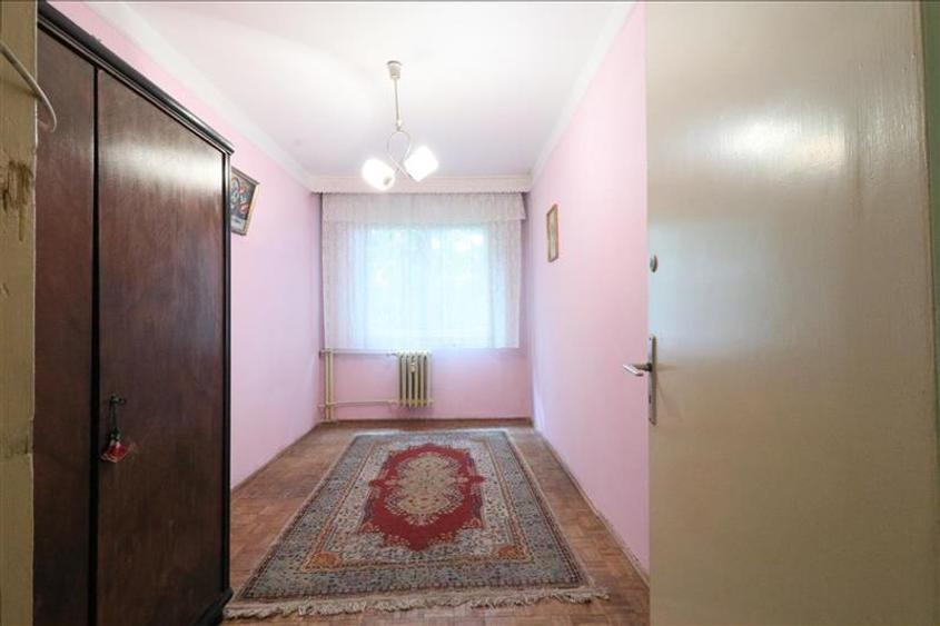 Apartament cu 3 camere decomandat în Podu Roș