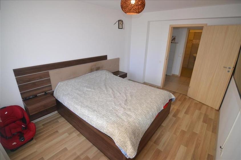 Apartament cu 3 camere decomandat în Tractorul
