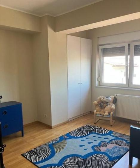 Apartament cu 3 camere semidecomandat, mobilat în Dacia