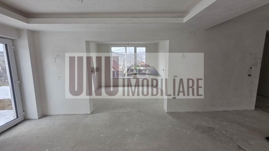 Casă individuală cu 5 camere cu Teren 700 Mp în Bucium