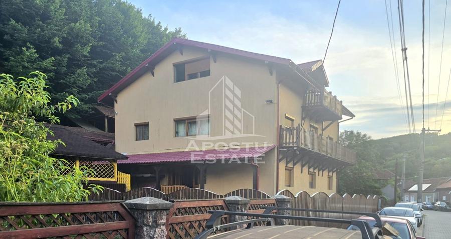Casă individuală cu 8 camere cu Canalizare în Moneasa