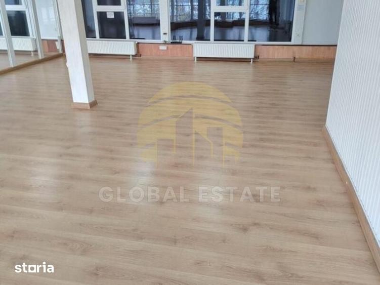 Apartament cu 3 camere semidecomandat în Centrul Civic