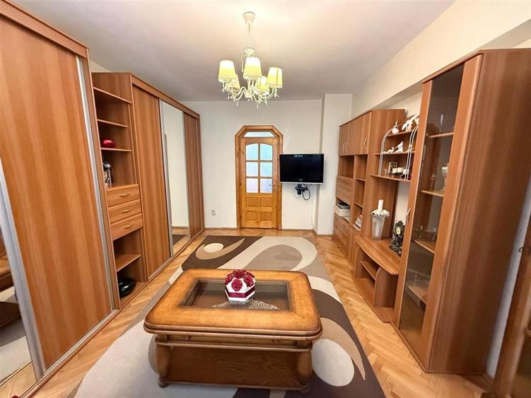 Apartament cu 3 camere decomandat în Valenta