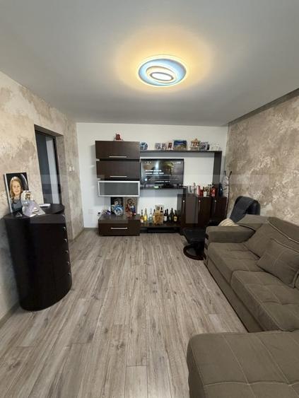 Apartament cu 3 camere decomandat, mobilat în Piața Centrală