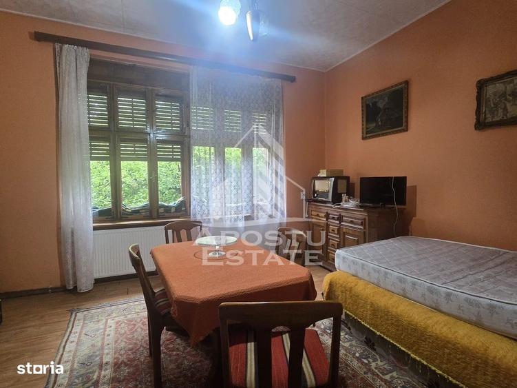 Casă cu 3 camere decomandat în Feniș