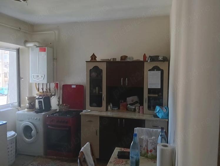 Apartament cu 4 camere semidecomandat în Central