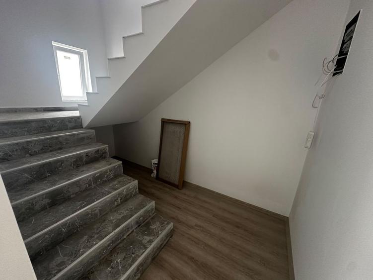 Duplex cu 5 camere cu Canalizare în Exterior Vest