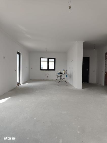 Casă cu 4 camere cu Teren 500 Mp în Săbăreni