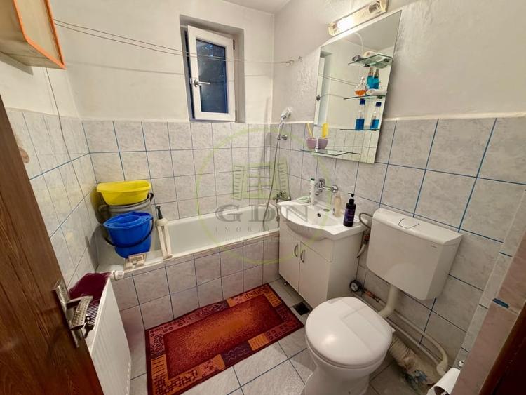 Apartament cu 3 camere semidecomandat, mobilat în Calea Severinului