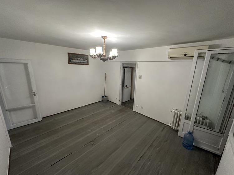 Apartament cu 3 camere semidecomandat în Berceni