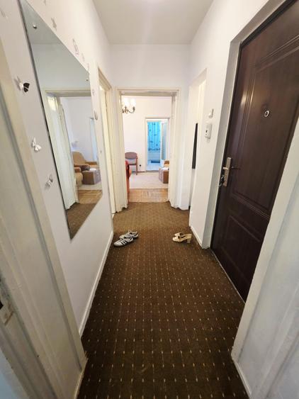 Apartament cu 3 camere semidecomandat în Democrației