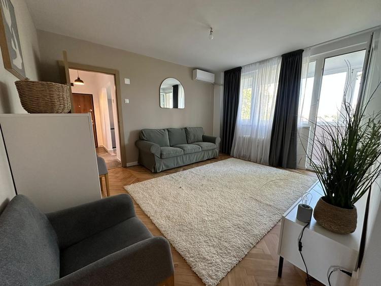 Apartament cu 3 camere semidecomandat, mobilat în Barbu Văcărescu