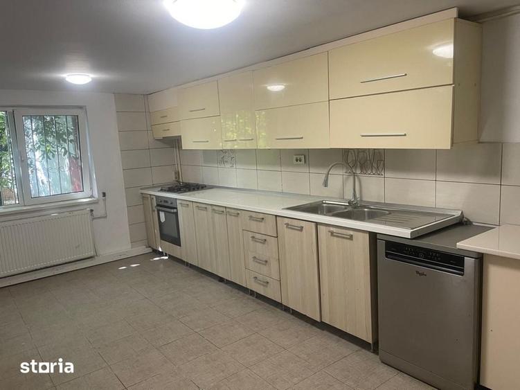 Casă cu 9 camere cu Teren 200 Mp în Fundeni