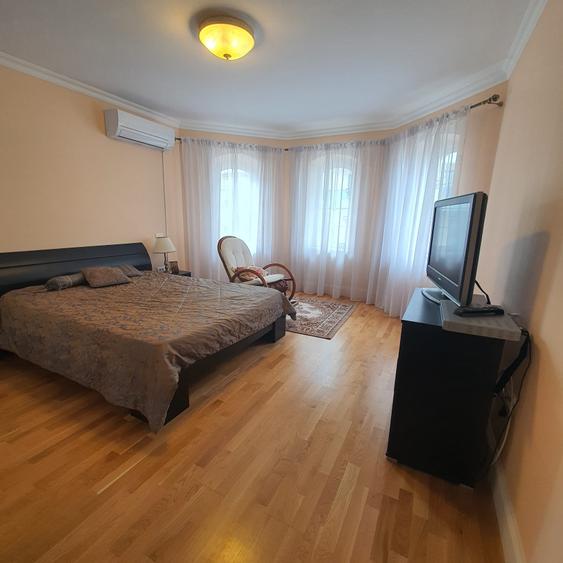Casă cu 8 camere cu Piscina în Central