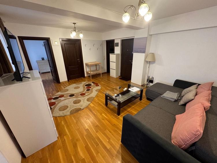 Apartament cu 4 camere semidecomandat, mobilat în Est