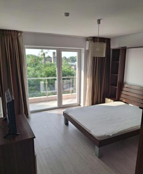 Apartament cu 3 camere semidecomandat în 1 Mai