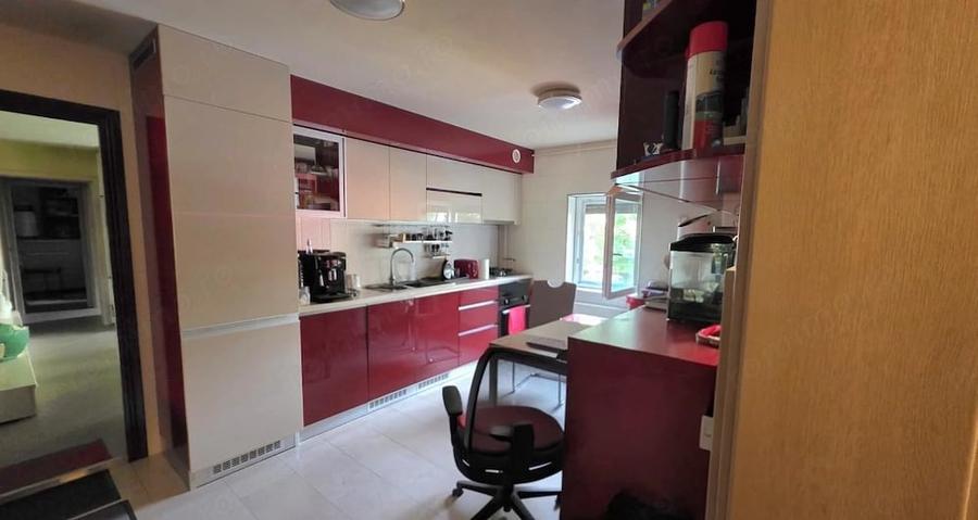 Apartament cu 3 camere semidecomandat în Complex Studențesc