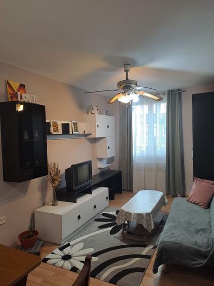 Apartament cu 3 camere semidecomandat în Dacia