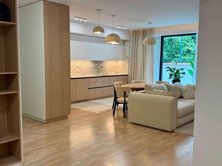 Apartament cu 4 camere decomandat, mobilat în Iancu Nicolae