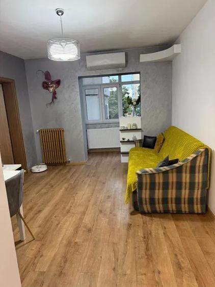 Apartament cu 3 camere semidecomandat, mobilat în Tătărași