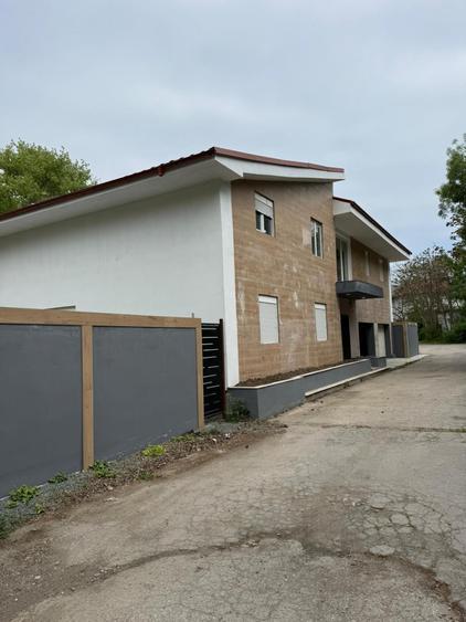 Casă cu 7 camere cu Canalizare în Central