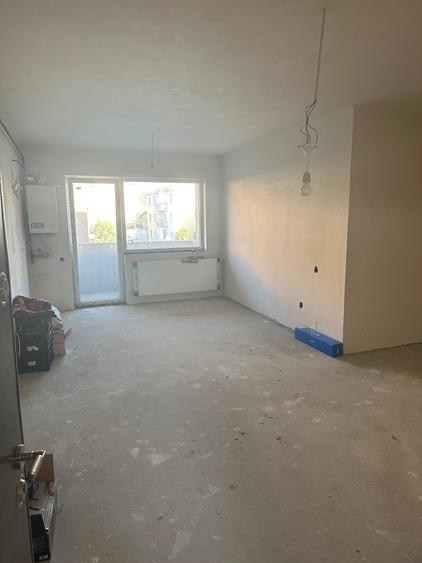 Apartament cu 3 camere semidecomandat în Florești