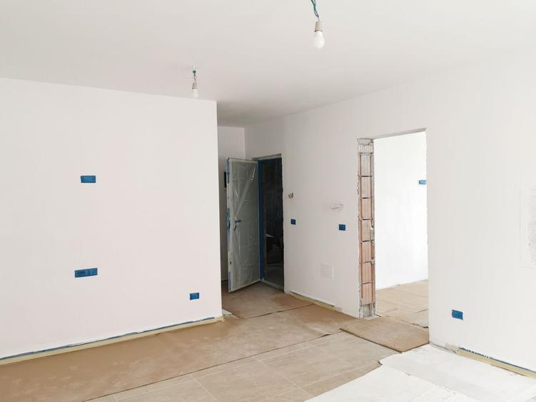 Apartament cu 4 camere decomandat în Tractorul